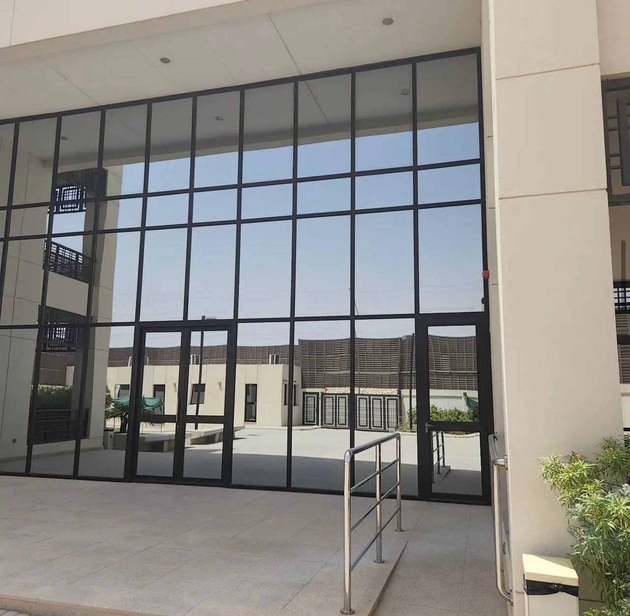 تنفيذ واجهات وأبواب زجاج سكريت فاخرة