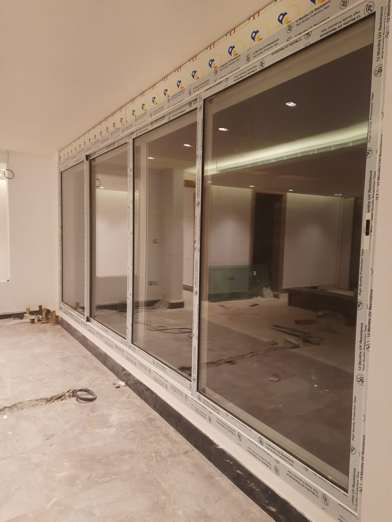 تركيب زجاج سكريت وأعمال زجاجية فاخرة