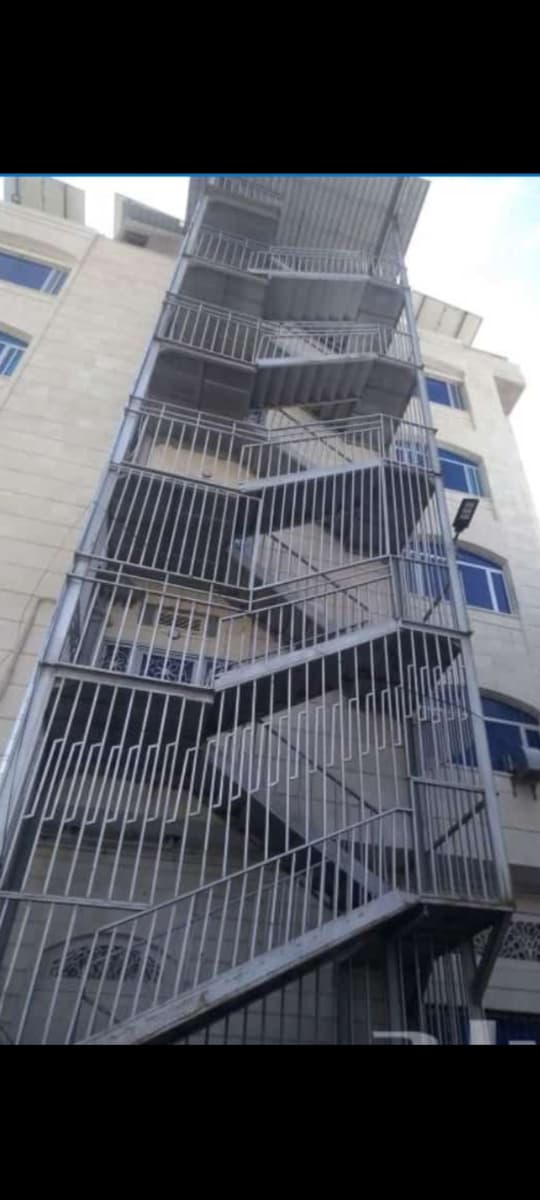 تصميم وتركيب سلالم طوارئ